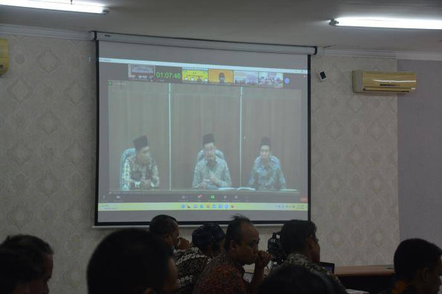 Wakil Menteri Agama Dr Zainut Tauhid Sa’adi MSi saat memberikan arahan dalam monev pelaksanaan SSE UM-PTKIN secara daring. Foto / dok