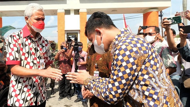 Wali Kota Solo, Gibran Rakabuming Raka, menyalami Gubernur Jateng Ganjar Pranowo di RSJD Solo, Rabu (15/06/2022). FOTO: Agung Santoso