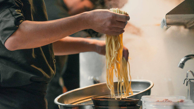 Ilustrasi pembuatan mie. Foto: Shutterstock