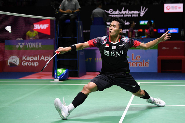 Tunggal putra Indonesia Jonatan Christie saat melawan tunggal putra Thailand Kantaphon Wangcharoen dalam babak 32 besar Indonesia Open 2022 di Istora Senayan, Jakarta, Rabu (15/6/2022).  Foto: Sigid Kurniawan/ANTARA FOTO