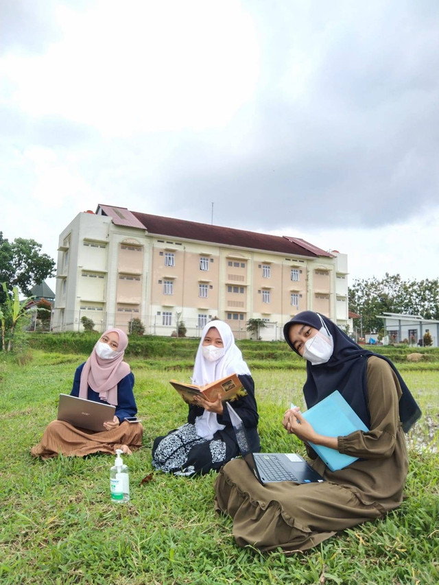 Santriwati Pondok Pesantren Darussalam Dukuhwaluh Purwokerto belajar menggunakan media elektronik. Kredit foto Yuliana Puspita Dewi/Santriwati Pondok Pesantren Darussalam Dukuhwaluh Purwokerto.