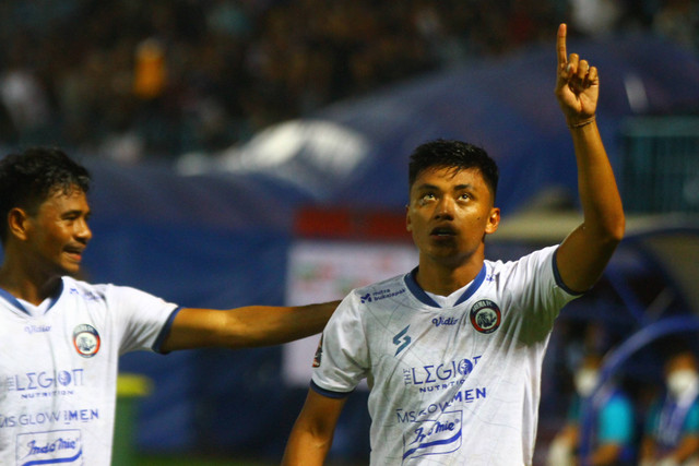 Pemain Arema FC Irsyad Maulana melakukan selebrasi usai mencetak gol di gawang Persik Kediri dalam pertandingan Piala Presiden 2022 Grup D di Stadion Kanjuruhan, Malang, Jawa Timur, Rabu (15/6/2022). Foto: Ari Bowo Sucipto/ANTARA FOTO