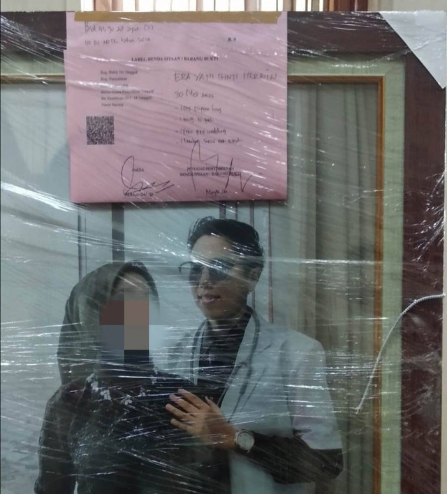 Foto pra nikah yang menjadi barang bukti kasus penipuan identitas. (Foto: Jambikita)