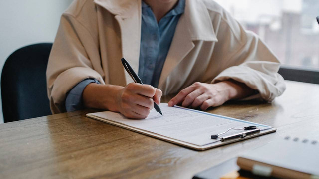 Foto oleh Sora Shimazaki: https://www.pexels.com/id-id/foto/wanita-yang-fokus-menulis-di-papan-klip-saat-merekrut-kandidat-5668869/