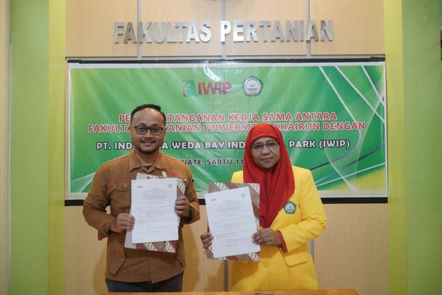 Manajer Eksternal PT IWIP Cipto Rustianto dan Dekan Fakultas Pertanian Unkhair Ir. Lily Ishak usai penandatanganan MoU. Foto: Istimewa