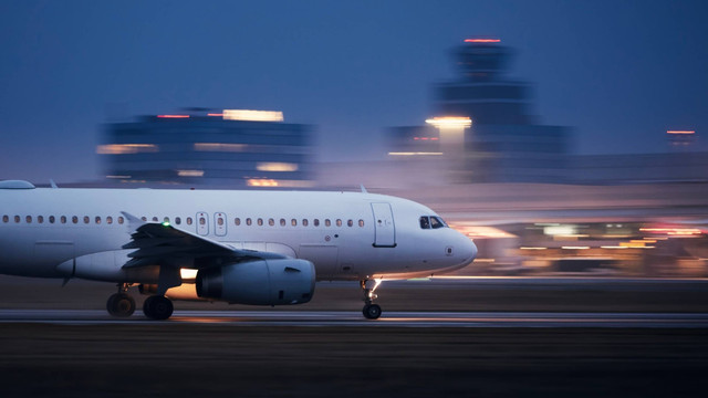 Ilustrasi pesawat saat take off. Foto: Jaromir Chalabala/Shutterstock