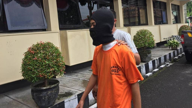 Polres Sleman berhasil menangkap HH (17), pria yang aniaya pencuri cabai dengan celurit hingga tewas di Turi, Kabupaten Sleman. Foto: Arfiansyah Panji Purnandaru/kumparan