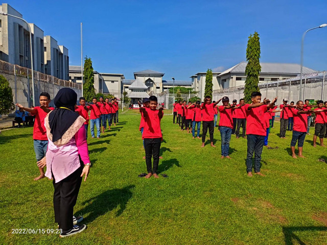 Petugas Yayasan Rehabilitasi Rasha saat mengajak warga binaan senam detoksifikasi. (Foto : Humas Lasdaun)