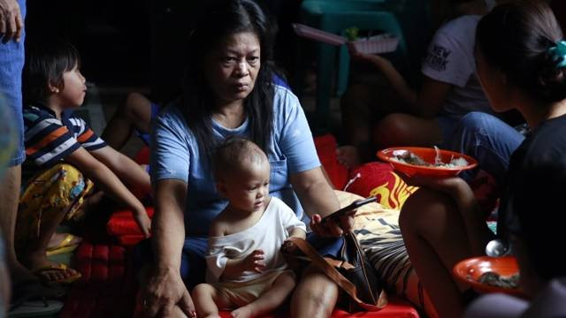 Warga terdampak abrasi berada di camp pengungsian yang disediakan Pemerintah Kabupaten Minahasa Selatan.