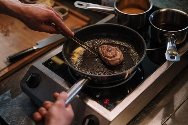Ilustrasi Medium Rare Steak. Foto: pexels.com