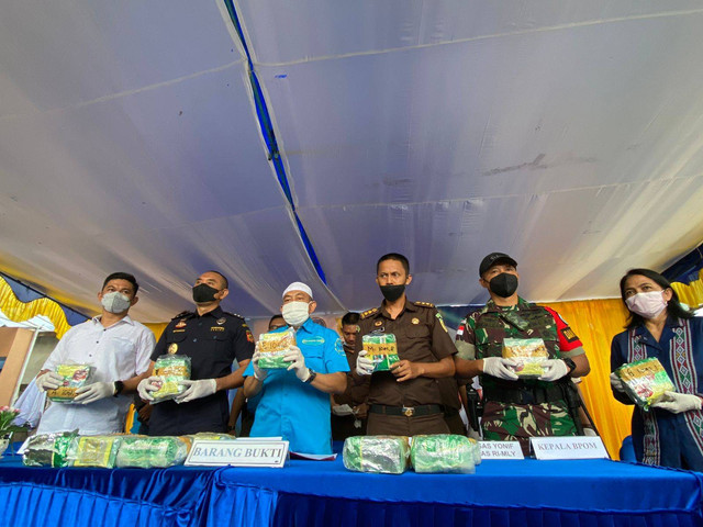 BNN Kalbar merilis penangkapan kurir narkoba yang membawa 13 kilogram sabu asal Malaysia. Foto: Teri/Hi!Pontianak 