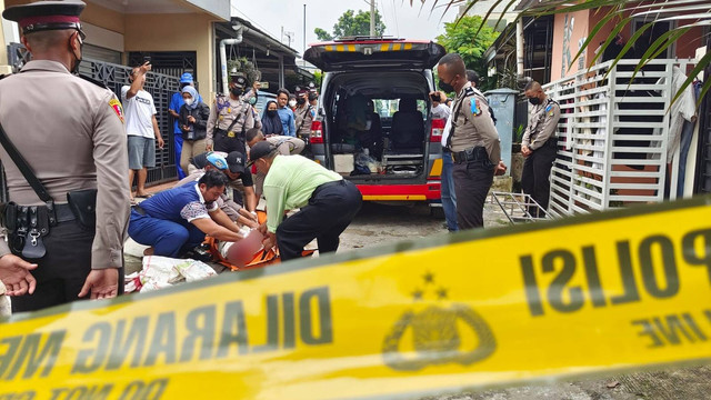 Polsek Cinere melakukan evakuasi korban mandor bangunan tersetrum di Perumahan Cinere Residance, Kelurahan Meruyung, Kecamatan Limo, Kota Depok, Kamis (16/6/2022). Foto: Dok. Istimewa