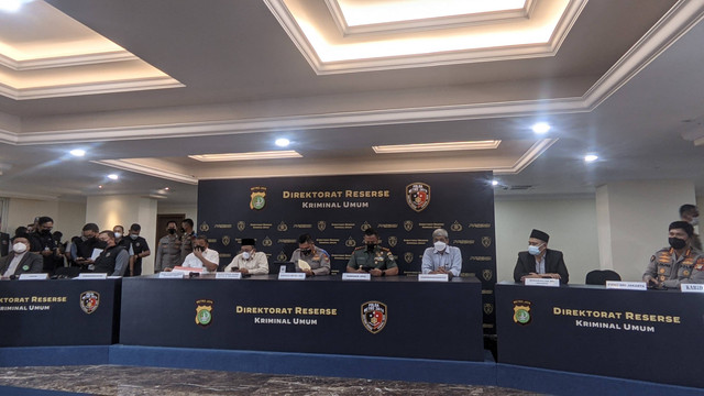 Jumpa pers perkembangan penanganan ormas Khilafatul Muslimin di Polda Metro Jaya, Kamis (16/6/2022). Foto: Jonathan Devin/kumparan