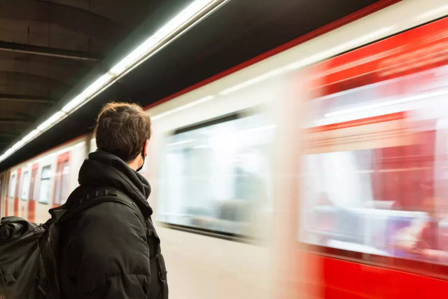 https://www.pexels.com/id-id/@enric-cruz-lopez/ - cara beli tiket kereta online