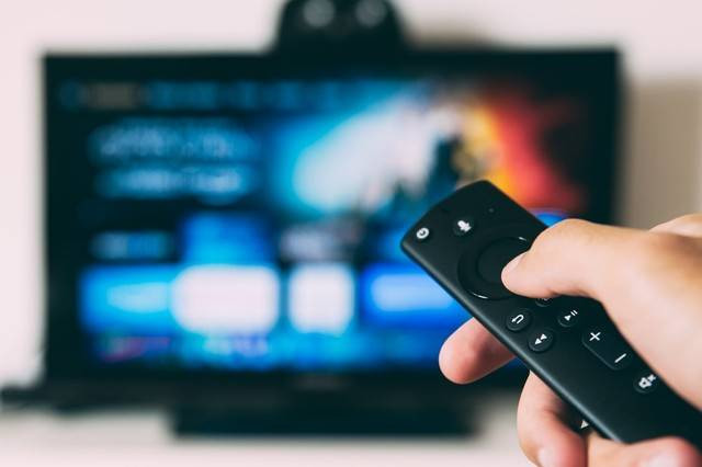 Ilustrasi memasukkan kode remote TV Ichiko. Foto: Glenn Carstens-Peters/Unsplash