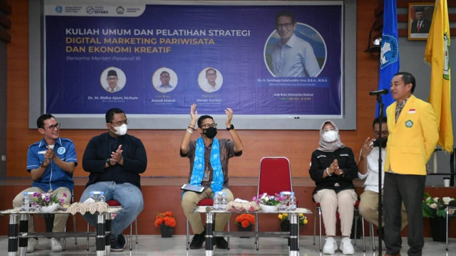 Menparekraf Sandiaga Uno menghadiri pelatihan digital marketing di Universitas Khairun Ternate, Maluku Utara, Kamis (16/6/2022). Foto: Dok. Istimewa