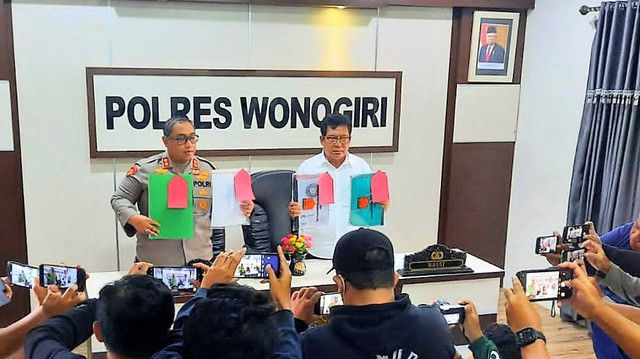 Kapolres Wonogiri, AKBP Dydit Dwi Susanto, menunjukkan barang bukti yang diamankan dari pengelola Madrasah Ibtidaiyah (MI) Usman bin Affan Pondok Pesantren Ukhuwah Islamiah (PPUI) Khilafatul Muslimin, Kamis (16/06/2022). FOTO: Agung Santoso