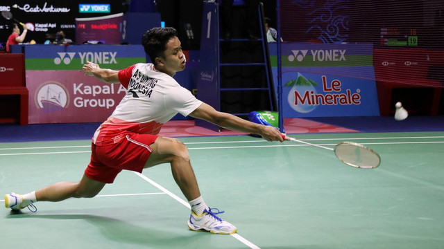 Tunggal putra Indonesia Anthony Sinisuka Ginting melawan Tunggal putra Denmark Hans-Kristian Solberg Vittinghus di laga 16 besar pada pertandingan Indonesia Open 2022 di Istora Senayan, Jakarta, Kamis (16/6/2022). Foto: Aditia Noviansyah/kumparan