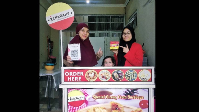 Dokumentasi penulis dengan ibu Rahmi pemilik UMKM Ichirank. Surabaya, Kamis (5/5/2022). Foto: Nadine C P