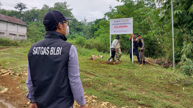 Satgas BLBI berserta Bareskrim Polri saat melakukan penyitaan aset tanah Trijono Gondokusumo, di Desa Cibodas, Kecamatan Jonggol, Kabupaten Bogor, Kamis (16/6/2022). Foto: Satgas BLBI