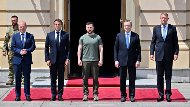 (Kiri-Kanan) Kanselir Jerman Olaf Scholz, Presiden Prancis Emmanuel Macron, Presiden Ukraina Volodymyr Zelensky, Perdana Menteri Italia Mario Draghi dan Presiden Rumania Presiden Rumania Klaus Iohannis berfoto di Istana Mariinsky, di Kyiv, (16/6). Foto: SERGEI SUPINSKY/AFP