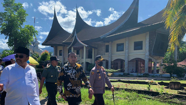 Wakil Gubernur Sumatera Barat Audy Joinaldy (tengah) saat mengunjungi Taman Museum Imam Bonjol, di Kabupaten Pasaman, yang turut didampingi oleh Bupati Pasaman, Kamis 16 Juni 2022. Foto: dok Humas
