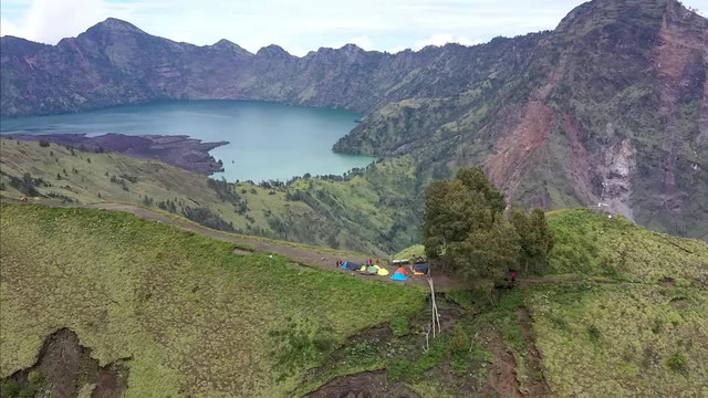 Plawangan Sembalun dengan latar belakang Segara Anak dan Gunung Baru Jari, Foto: Tangkapan layar Film Rindu Rinjani.
