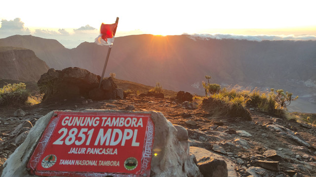 Puncak kaldera Tambora saat matahari terbit. Foto: Harley Sastha.