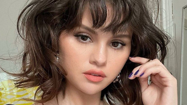 Trik pakai maskara untuk bulu mata bawah ala Selena Gomez. Foto: Instagram/@selenagomez
