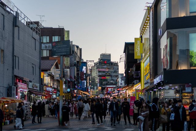Jam Buka Hongdae Street, Tempat Nongkrong di Seoul, Foto: Unsplash/Patrick