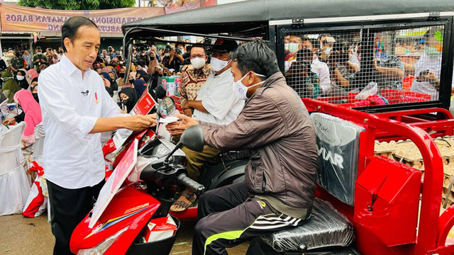 Presiden Joko Widodo berkunjung ke Pasar Tradisional Kecamatan Baros di Serang, Banten, Jumat (17/6/2022). Foto: Laily Rachev/Biro Pers Sekretariat Presiden