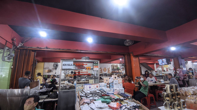 Lokasi usaha nasi uduk babi di Pasar Muara Karang, Jakarta Utara, Jumat (17/6). Foto: Jonathan Devin/kumparan