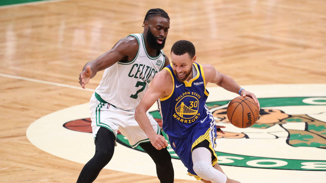Guard Golden State Warriors Stephen Curry (30) menggiring bola di depan guard Boston Celtics Jaylen Brown (7) pada kuarter keempat game enam Final NBA 2022 di TD Garden. Foto: Paul Rutherford-USA TODAY Sports via Reuters