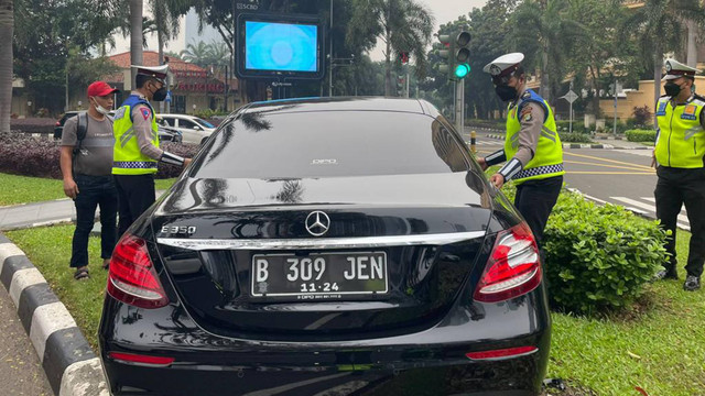 Kecelakaan antara pengendara, Jakarta, Jumat (17/6/2022) pagi. Foto: Twitter/TMCPoldaMetroJaya