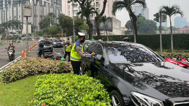 Kecelakaan antara pengendara, Jakarta, Jumat (17/6/2022) pagi. Foto: Twitter/TMCPoldaMetroJaya