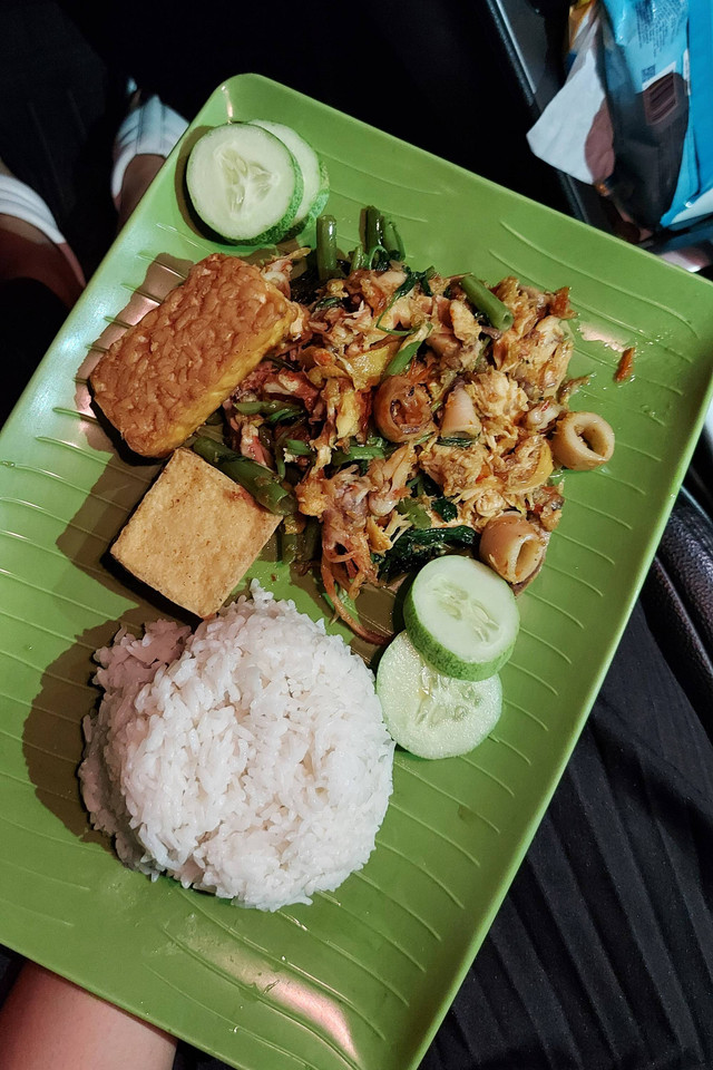 Aneka tumisan, tahu, dan tempe goreng di Sambel Jenk Menir, Benhil. Foto: Azalia Amadea/Kumparan