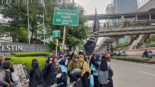 Massa PA 212 mulai berdatangan ke depan Kedubes India, Jakarta Selatan, Jumat (17/6/2022). Foto: Jonathan Devin/kumparan