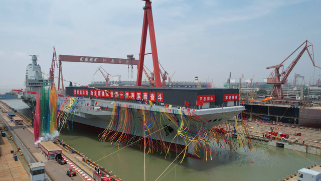 Dalam foto yang dirilis oleh Kantor Berita Xinhua, asap berwarna menandai upacara peluncuran kapal induk ketiga China bernama Fujian di dok kering di Shanghai pada Jumat, 17 Juni 2022. Foto: Li Gang/Xinhua via AP