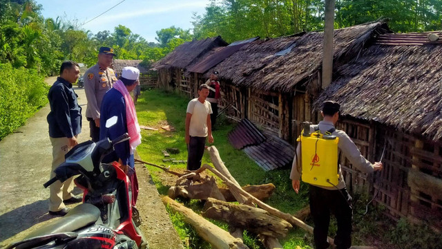 Personel polisi melakukan penyemprotan disinfektan eco enzyme ke sejumlah kandang ternak sapi untuk mencegah penyebaran PMK di Aceh Barat. Foto: Dok. Polres Aceh Barat