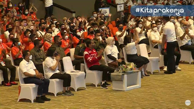 Momen Ridwan Kamil disambut tepuk tangan saat bareng Presiden Jokowi di Temu Raya Prakerja. Foto: YouTube/Kartu Prakerja