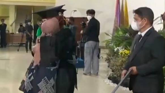 Seorang ibu wakili anaknya yang sudah meninggal untuk diwisuda di UIN Sunan Kalijaga. Foto: Tangkapan layar Instagram/@uinsk