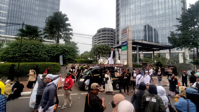 Massa demo di depan Kedubes India membubarkan diri, Jumat (17/6/2022). Foto: Jonathan Devin/kumparan