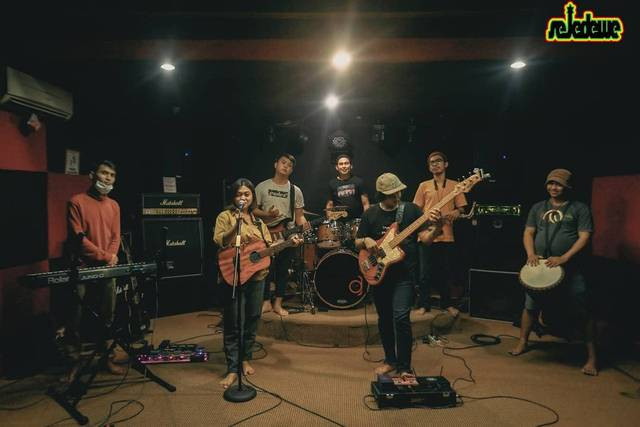 Lirik lagu dan chord Wanita Munafik - Sejedewe. Foto: Instagram/sejedeweofficial