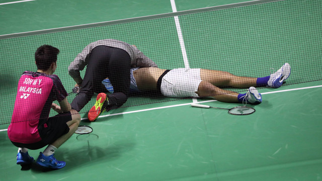 Pelatih ganda putra malaysia, Rexy Mainaky, memeluk Yeremia Erich Yoche Yacob Rambitan yang cedera di Indonesia Open 2022, Istora Senayan, Jakarta, Jumat (17/6) Foto: Aditia Noviansyah/kumparan Foto: Aditia Noviansyah/kumparan