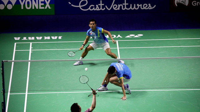 Pemain ganda putra Indonesia Yeremia Erich Yoche Yacob Rambitan yang cedera saat melawan ganda putra Malaysia di Indonesia Open 2022, Istora Senayan, Jakarta, Jumat (17/6). Foto: Aditia Noviansyah/kumparan