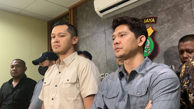 Iko Uwais di Polres Metro Bekasi Kota, Jumat (17/6/2022). Foto: Alexander Vito/kumparan
