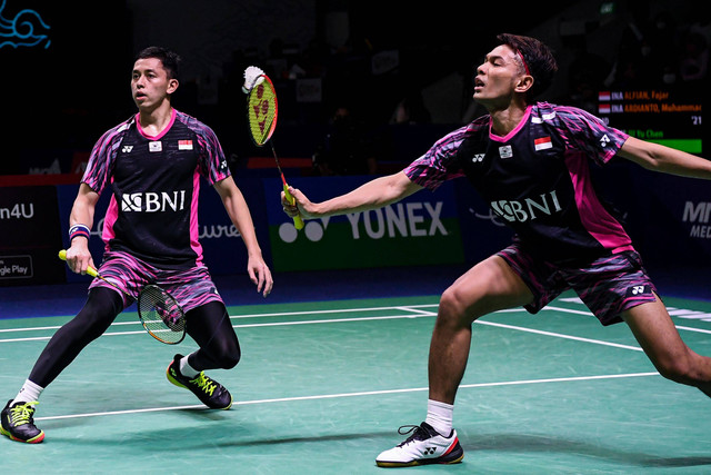 Ganda putra Indonesia Fajar Alfian dan Muhammad Rian Ardianto saat melawan ganda putra China Liu Yu Chen/Ou Xuan Yi dalam laga Perempat Final Indonesia Open 2022 di Istora Senayan, Jakarta, Jumat (17/6/2022). Foto: Sigid Kurniawan/ANTARA FOTO