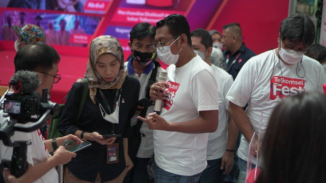 Antusias warga Palembang tukar poin berhadiah di PTC Mal, Palembang. Foto: Telkomsel Sumbagsel