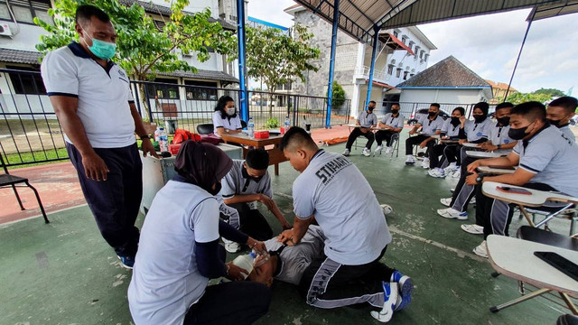 Diklat P3K yang dilakukan di STIMARYO. Foto: istimewa