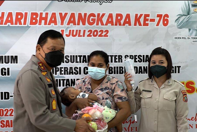 Kapolda Papua Barat memantau langung pengobatan yang diselenggarakan Polda